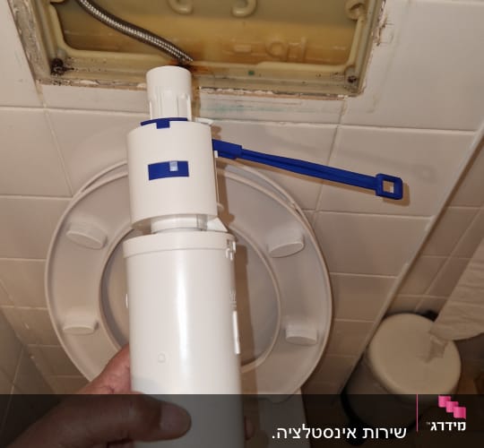 התקנת חלקים במיכל הדחה בשירותים